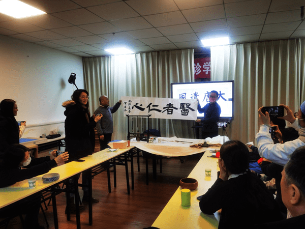 翰墨飘香情暖医者仁心——书法家贺军峰为医护人员传授书法技艺_文化