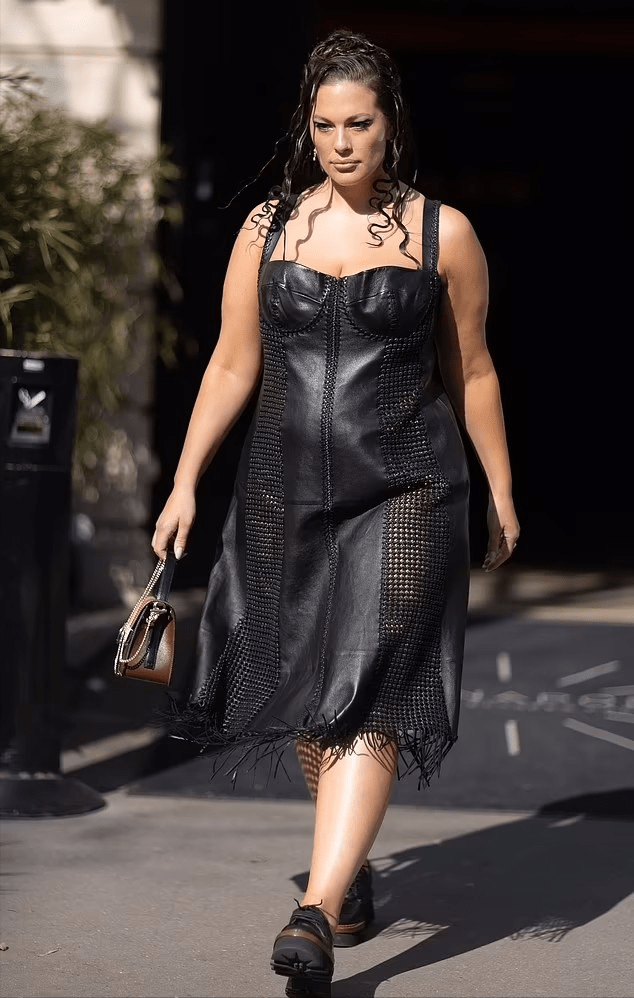 依偎着变小女人,比老公壮_阿什利_身材_时装周