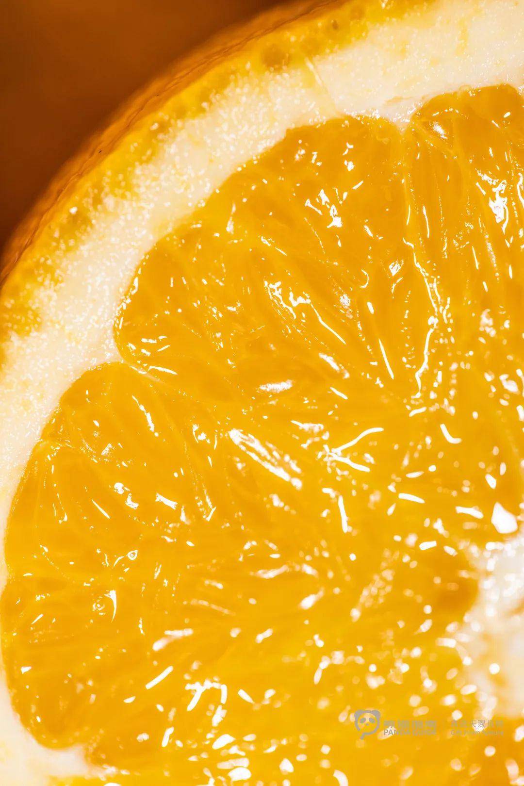 不仅如此,橙绩单橙瓣膜较软,易咀嚼,肆意咬上一口,饱满细腻的橙肉灌注