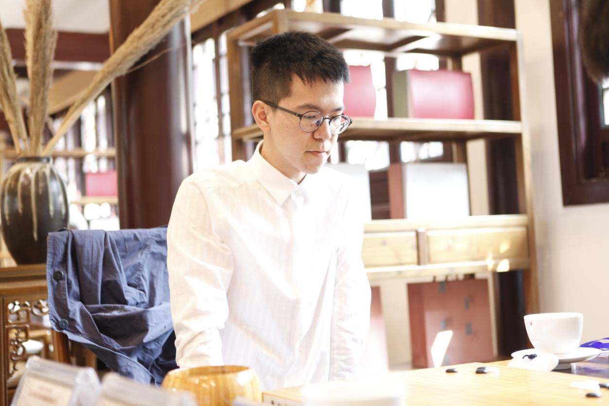 2014年连续两届西南王得主唐韦星九段执白对廖元赫八段,后者上一轮