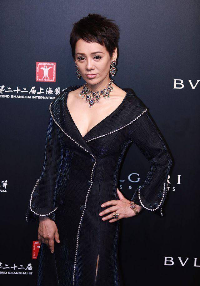 宁静真大胆,穿黑色礼服裙真空凹造型,肤白貌美辣眼抢镜!