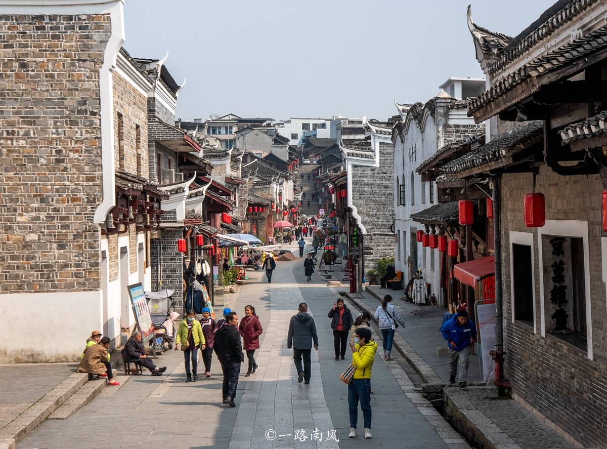 贵州黎平有两奇:大山里隐藏一座"徽州古城",老街两边高中间低_感觉