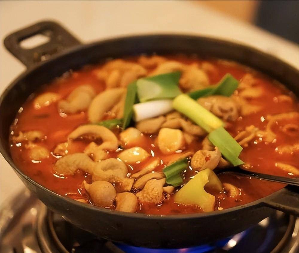 火爆北京的肥肠火锅,红汤鲜亮肥肠软糯入味,先卤后涮,吃着真香_朋友