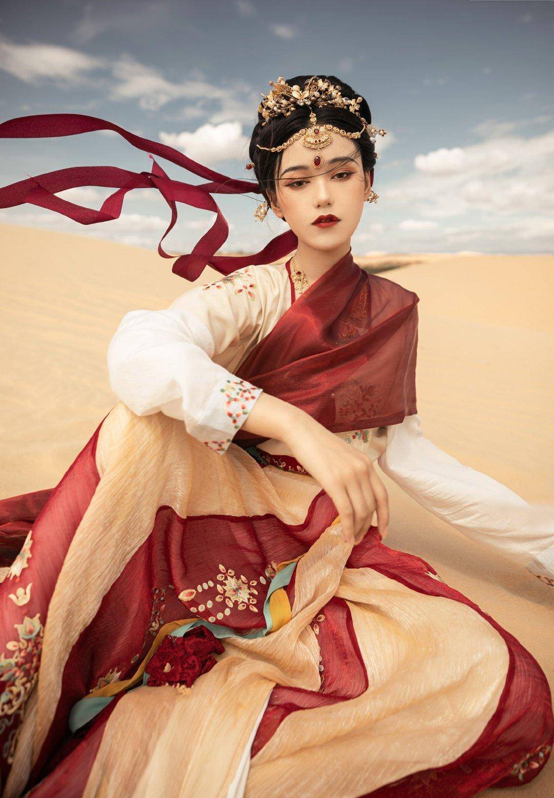 红色敦煌风汉服最适合大漠,所以整体以红色为主打色最为推荐.