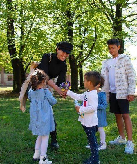 11岁迷你罗身穿白卫衣,藏住八块腹肌_乔治娜_运动_身材