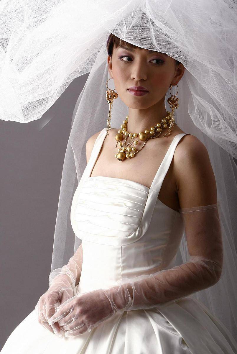 梅艳芳舞台造型风情万种,病重穿婚纱都很美,真正做到嫁给了舞台_设计