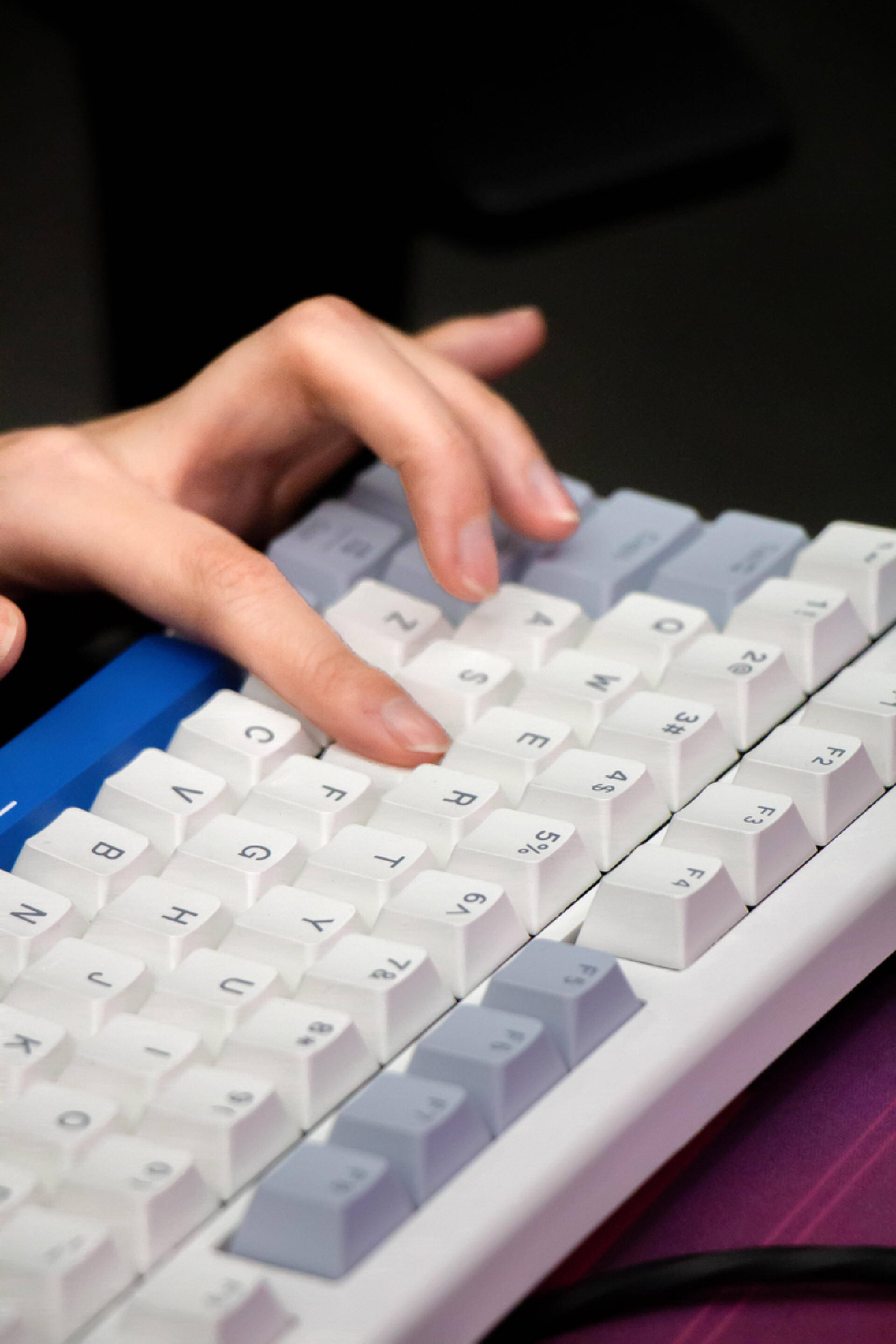 三模连接，全键无冲，看不厌的杜伽K620W，87配列里的颜值担当