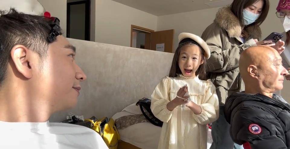 三代人首次同框工作,双胞胎孙子罕见出镜_陈大愚_馨馨_女儿