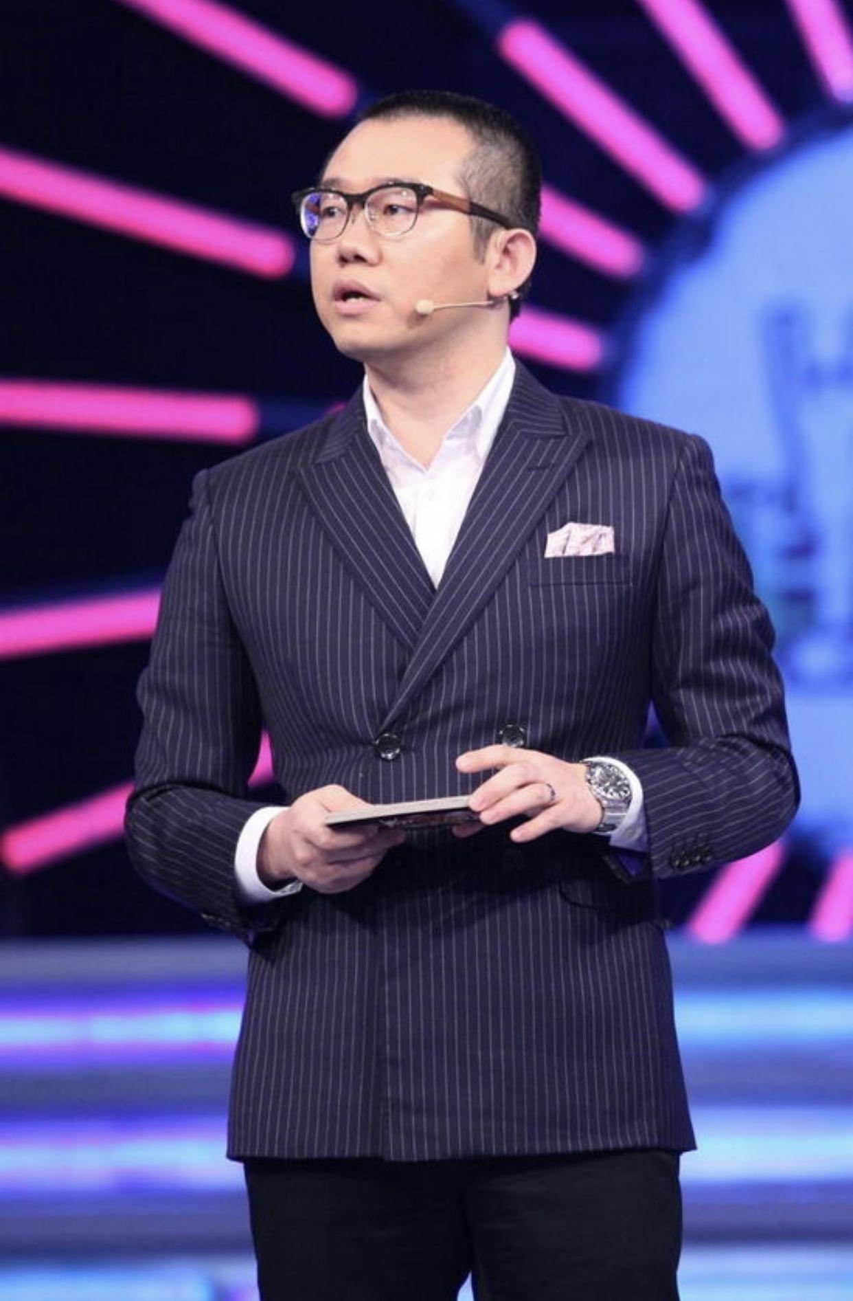 涂磊回应离婚三次,晒结婚证户口本自证清白,小9岁老婆身份神秘!_妻子_