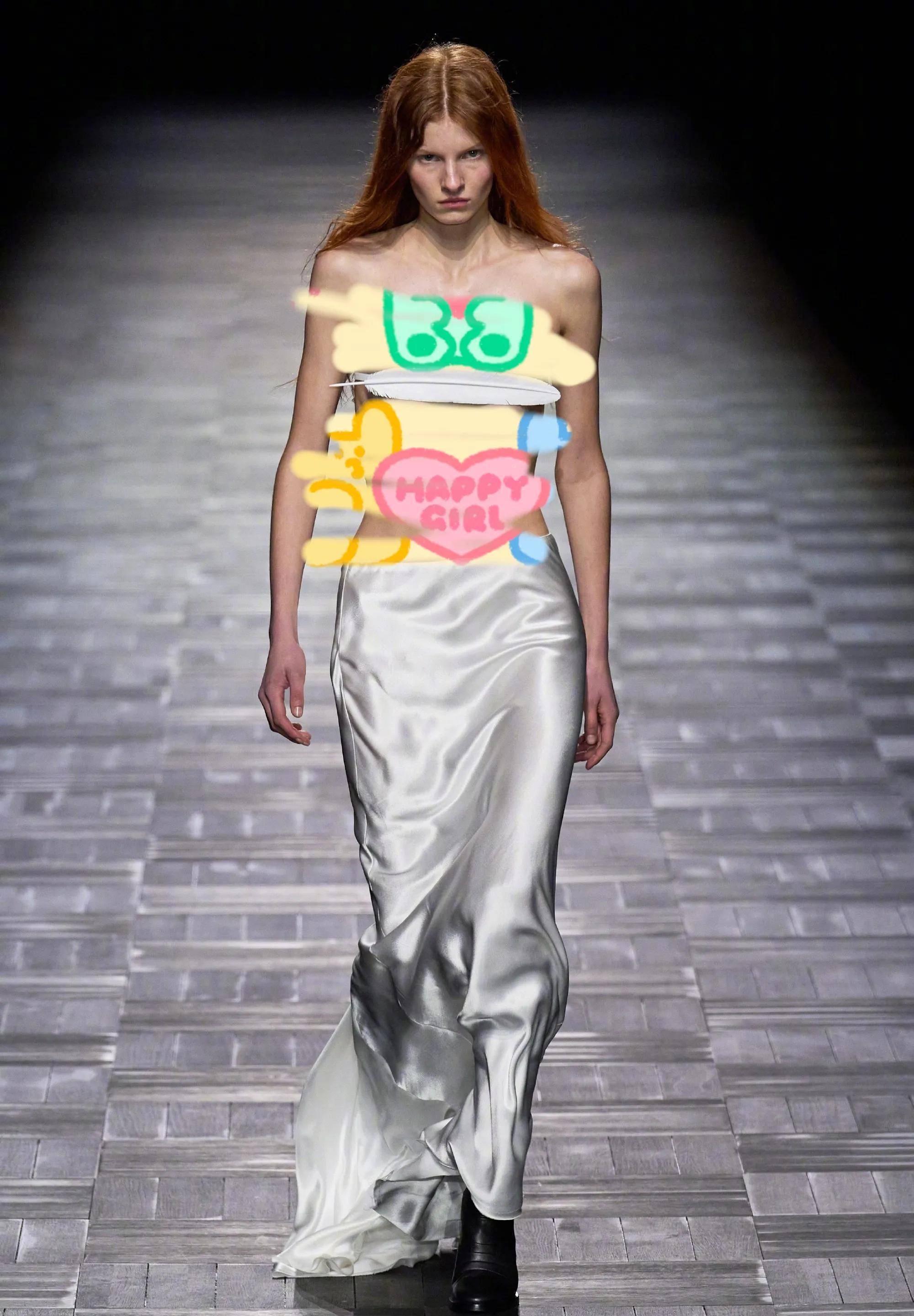 贺聪真空走秀,全程靠双手捂住上身,布料好少,这衣服一次性的吗_刘雯