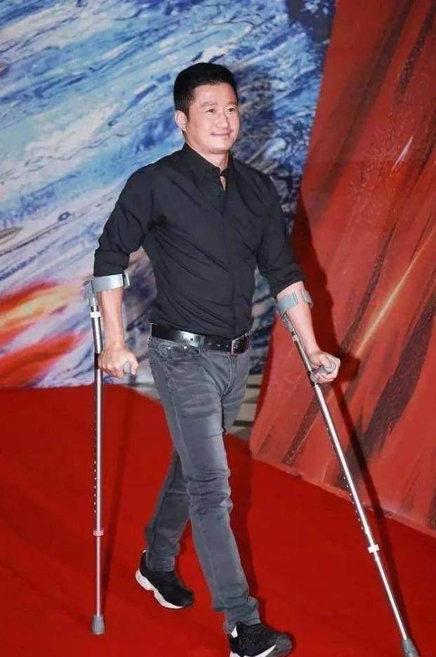 吴京受过多少伤,一张照片告诉你,《战狼3》会拍,主演或替换_电影_票房