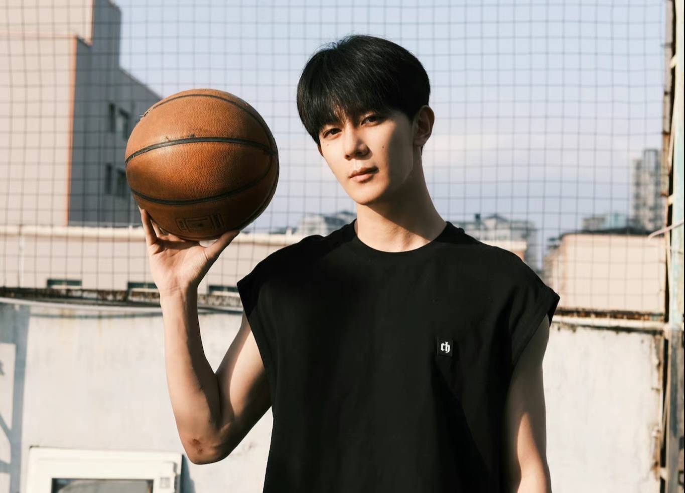 另一位主角黄俊杰是新生代演员,但演过很多家喻户晓的角色.