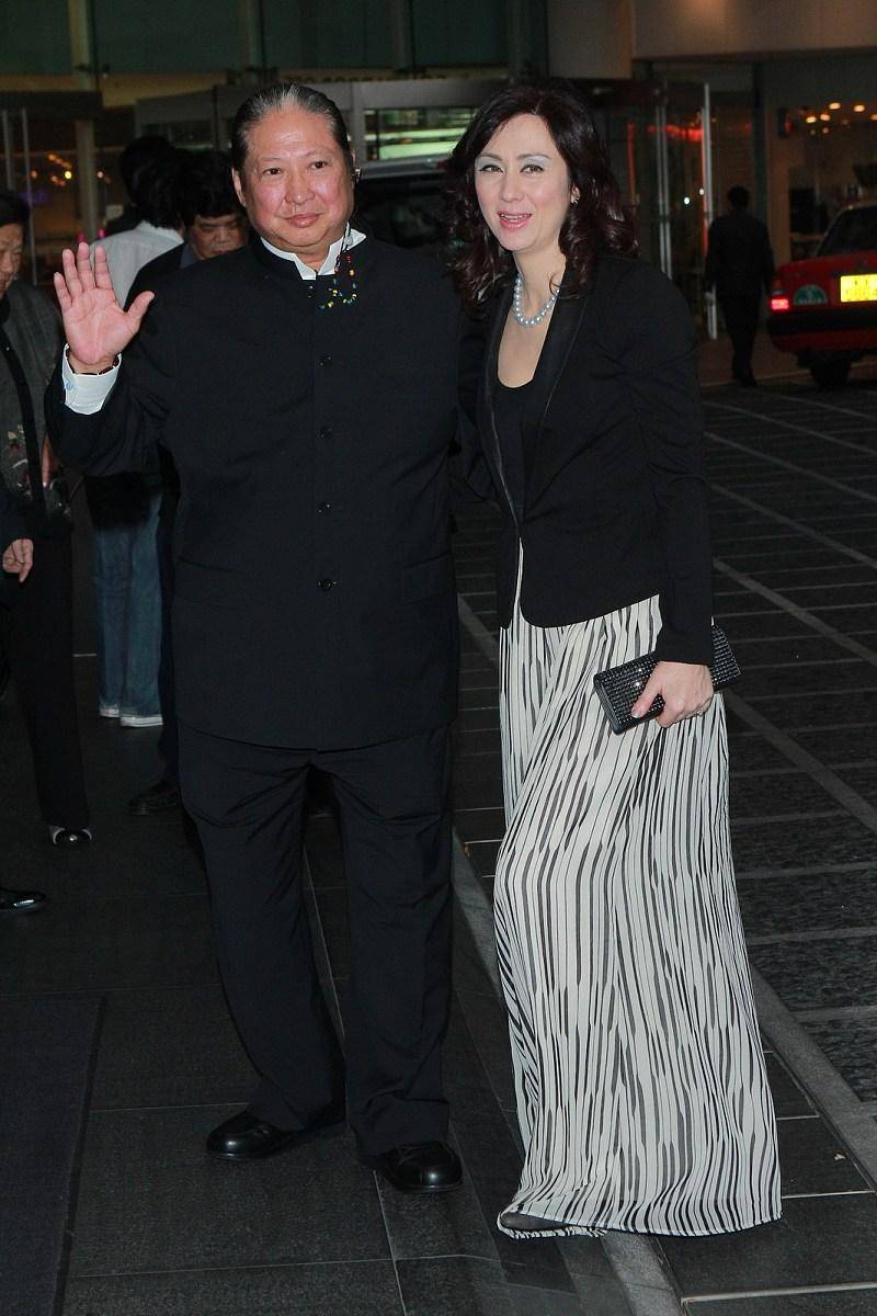 洪金宝妻子高丽虹真会穿,穿碎花裙风韵依旧美的很惊艳,气质真好