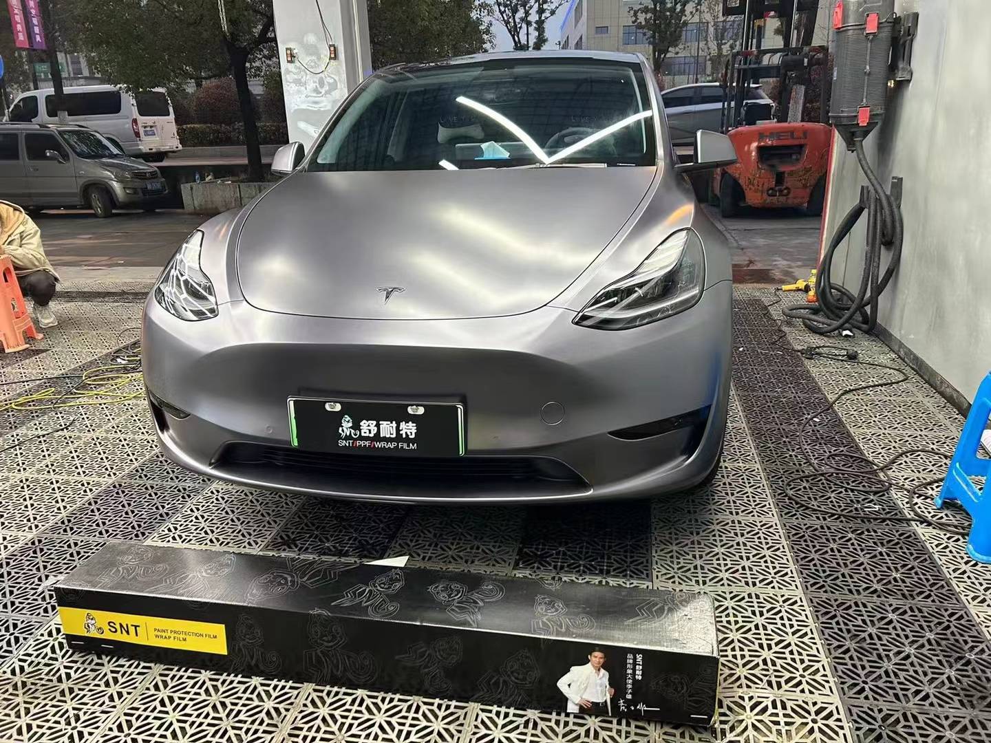 特斯拉舒耐特改色膜电光深空灰,高级灰展现帅气身形