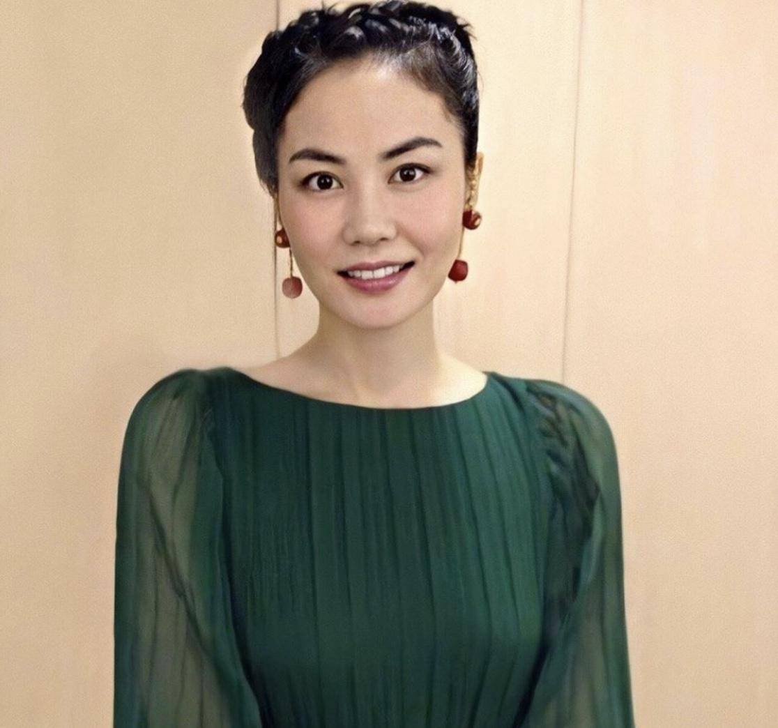 王菲14岁女儿喝红酒,引网友热议,入读贵族学校每年85万学费_李嫣才