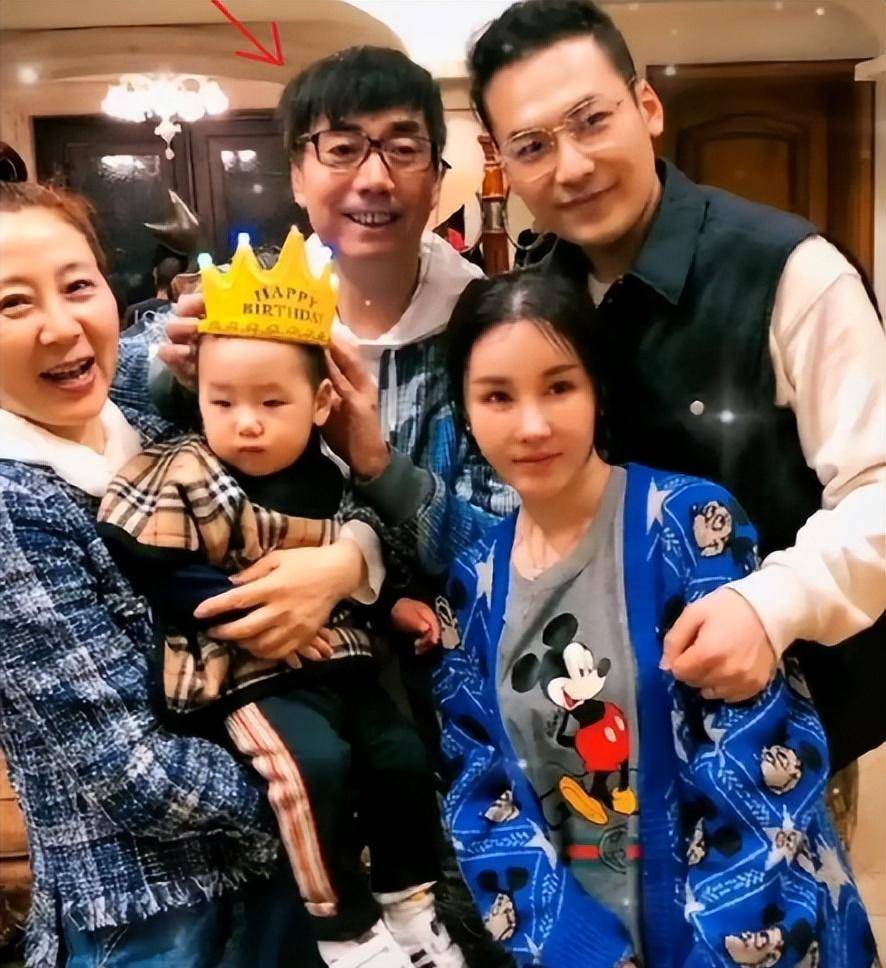 演员范明:娶大6岁二婚女,将继子视如己出,如今继子成他的骄傲_父亲