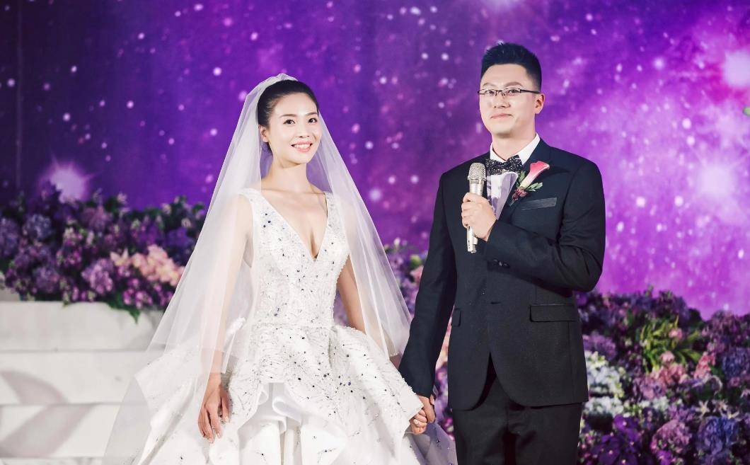 因为是双方都是同行,所以当天聚集了许多排球名人,李全强,郎平,赖亚文