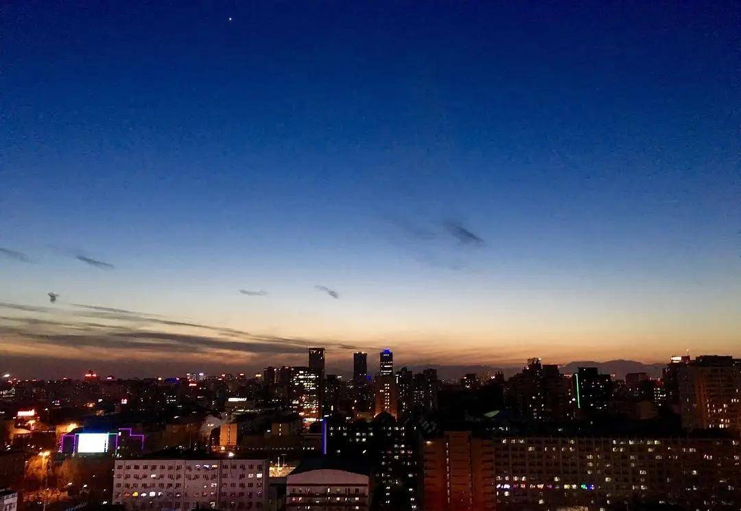 又被"夜配色"圈粉了!棕蓝配的3种穿搭,堪比高级大片_蓝色_棕色_夏天