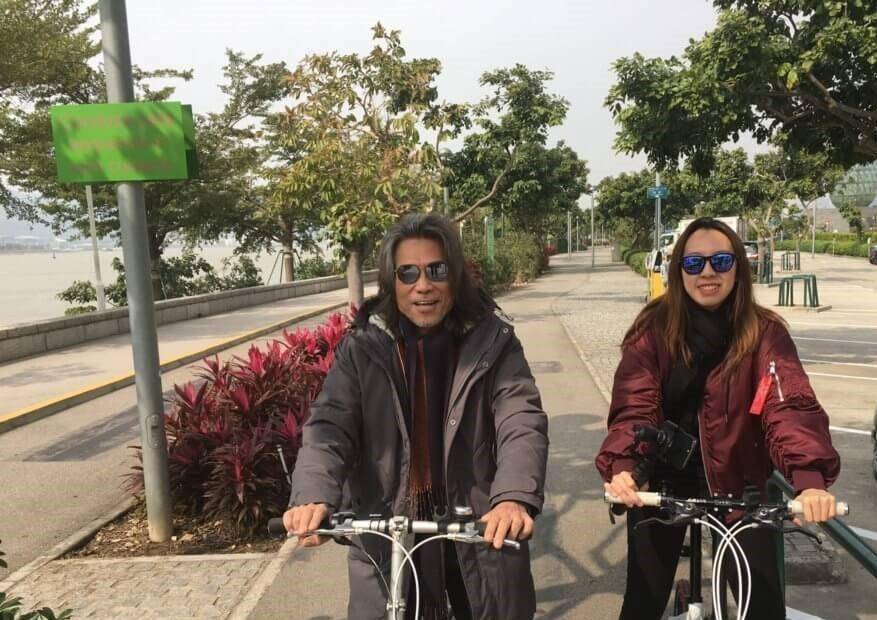 胡子花白显苍老,小33岁女友陪伴左右_夏韶声_网友_朋友