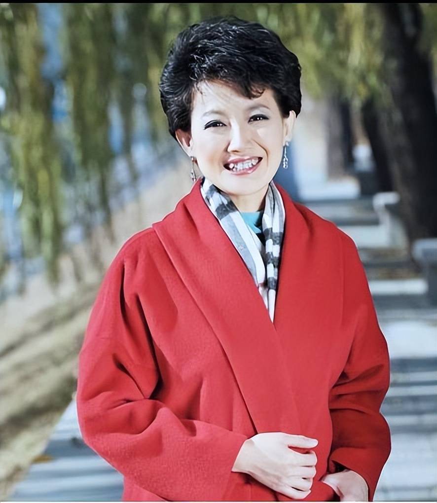 她说她分外稀饭看南怀瑾,陈染的书,还爱看话剧.