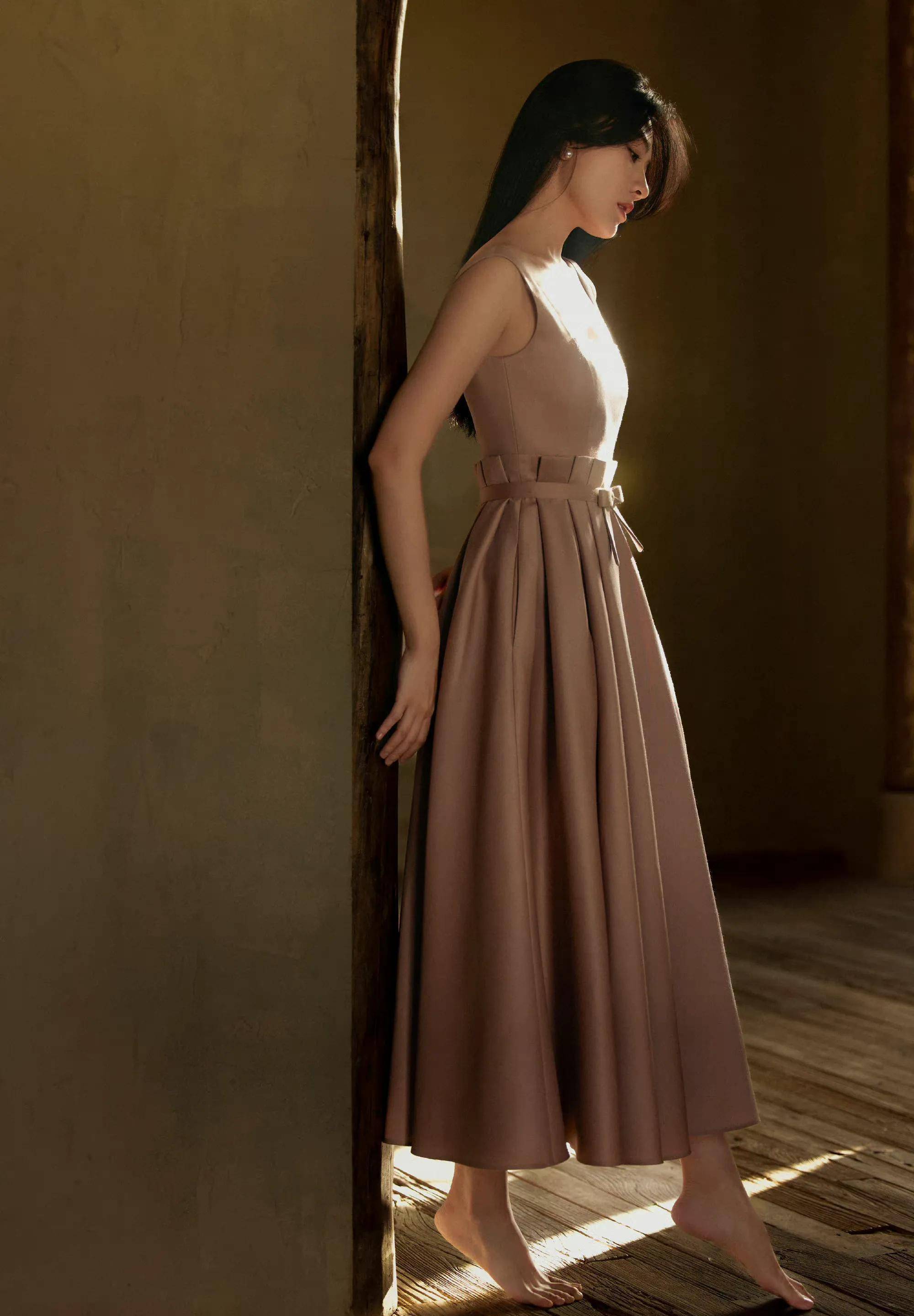 梁洁晒午后春光随拍 穿吊带抹胸裙又纯又欲 氛围感满满_双世_唯美