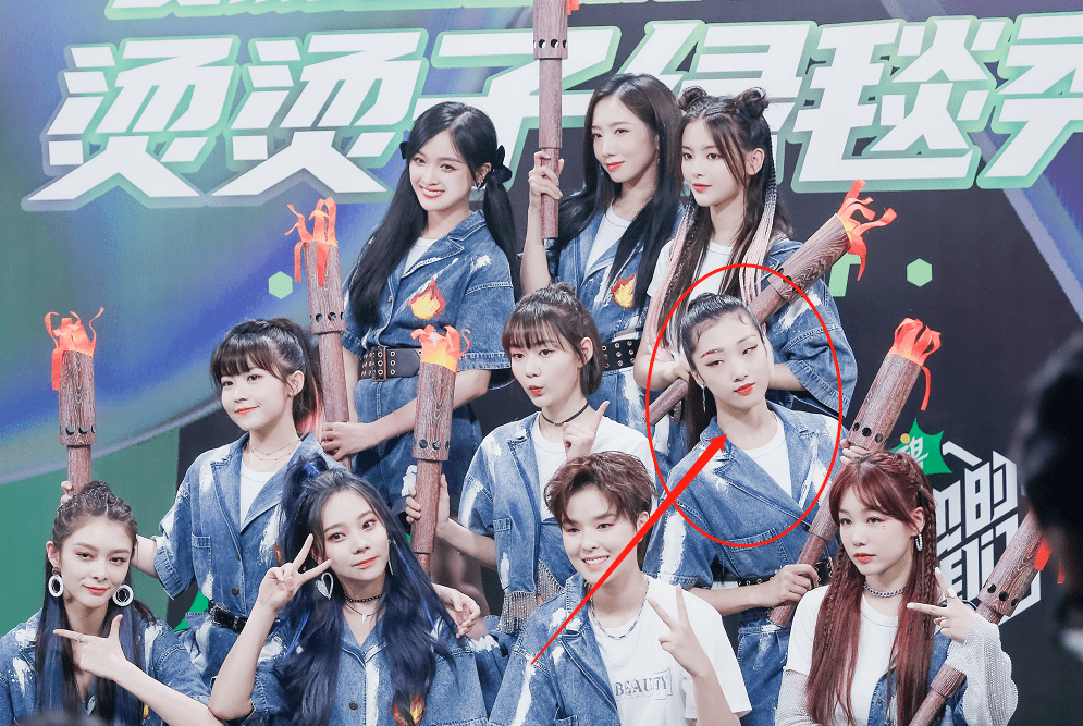 火箭少女《炙热的我们》合照,孟美岐绝对c位,我却只注意到yamy_站位
