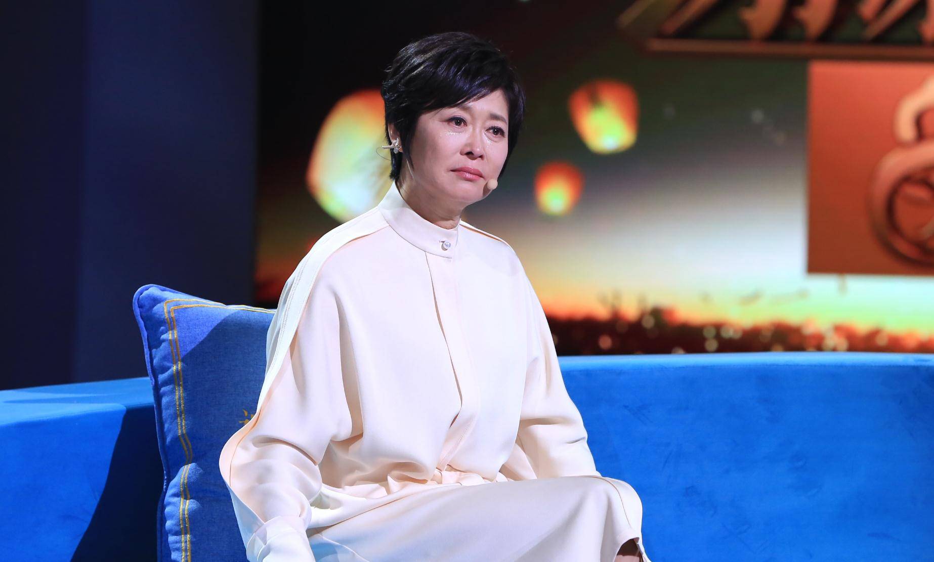 央视门面主持人敬一丹成过去式,位置被顶替,又一新面孔被重用_王宁