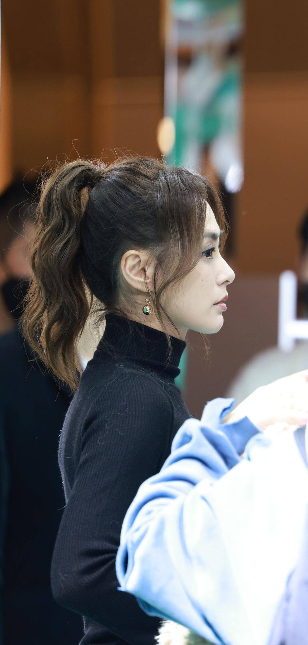 阿娇生图太美了,41岁脸都没垮过,这才是没整过容的"天然脸"_女人_牛仔