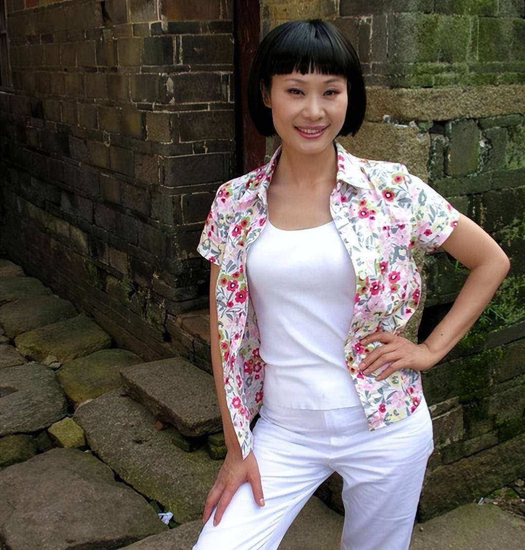 56岁于文华回河北农村逗狗!