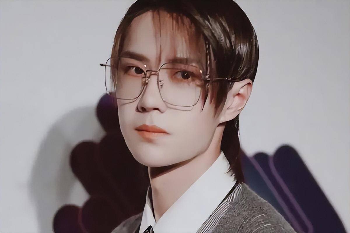 王一博穿西装上演竖屏15"眼镜杀",他的"渣苏感"有多绝?