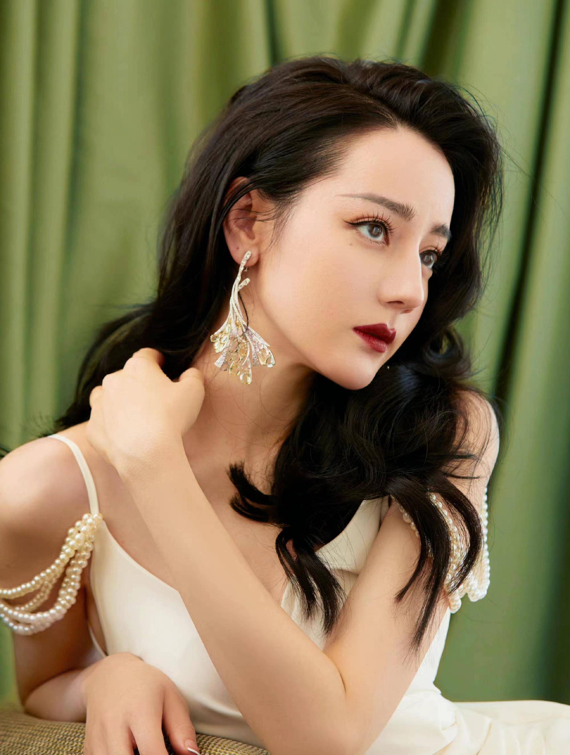 迪丽热巴新发型太美了,复古波浪卷发搭配白色吊带裙,性感又优雅