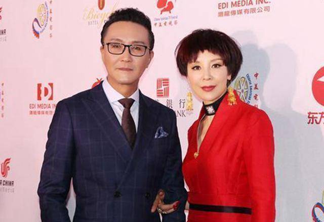 吴刚岳秀清夫妇隔空秀恩爱,两人曾是同班同学,儿子向演艺圈发展_妻子