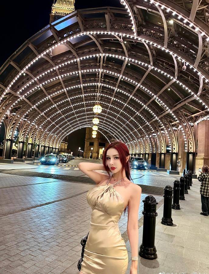 青春女星王一霏晒写真,身穿吊带短裙,展现撩人美腿和雪白美背_照片