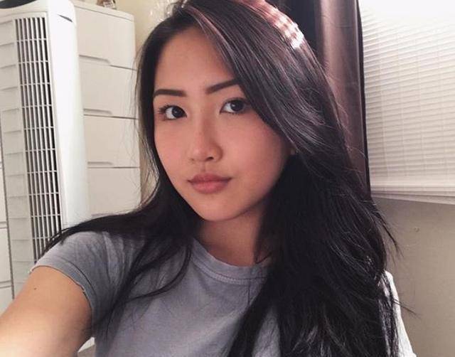 57岁关礼杰一家近照曝光,妻子气质优雅,两个女儿比港