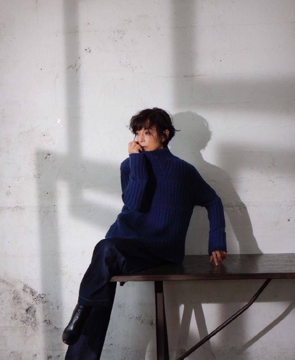 54岁"赤名莉香"的日系穿搭,教你如何穿得大方得体,简单易学_颜色_棕色