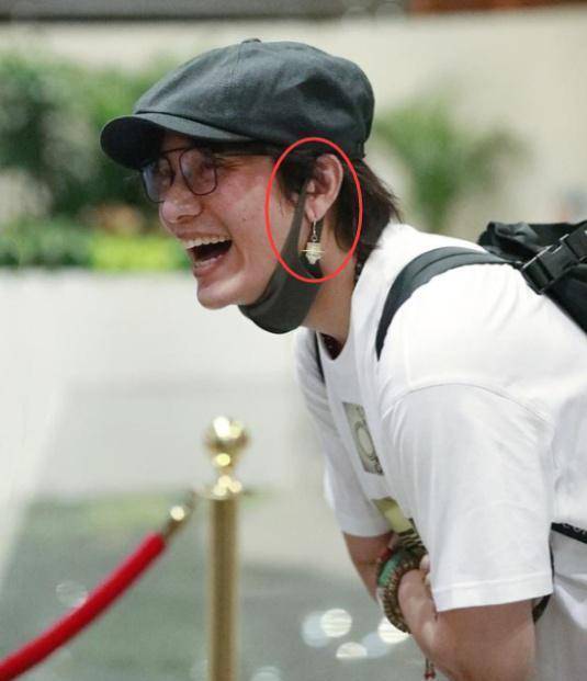 戴耳环耳坠不是女人的专利,男生戴耳环耳坠也没有被禁止,但是,男人