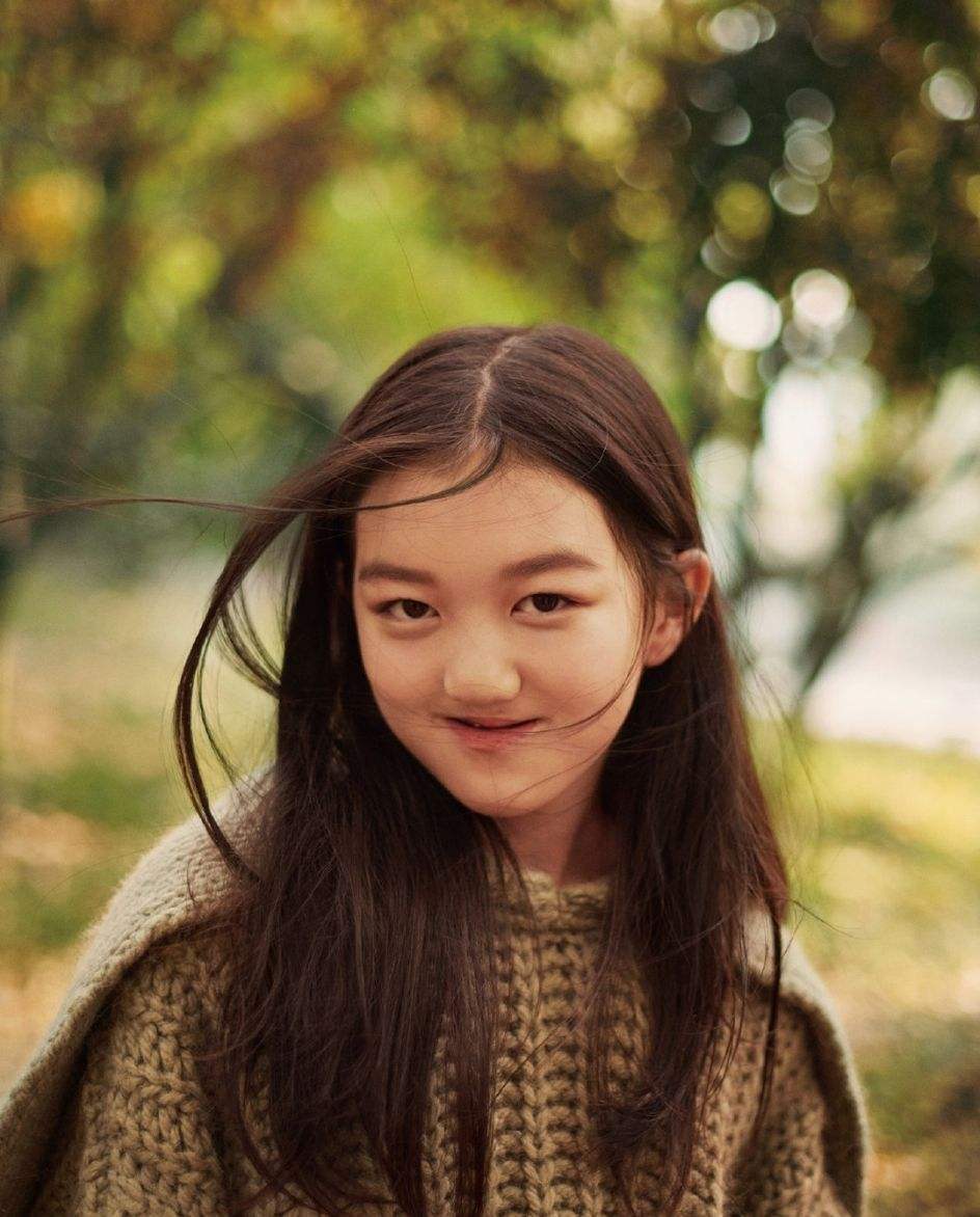 李亚鹏王菲14岁女儿摆地摊,打扮时尚金发抢镜,网友:越来越美了_李嫣