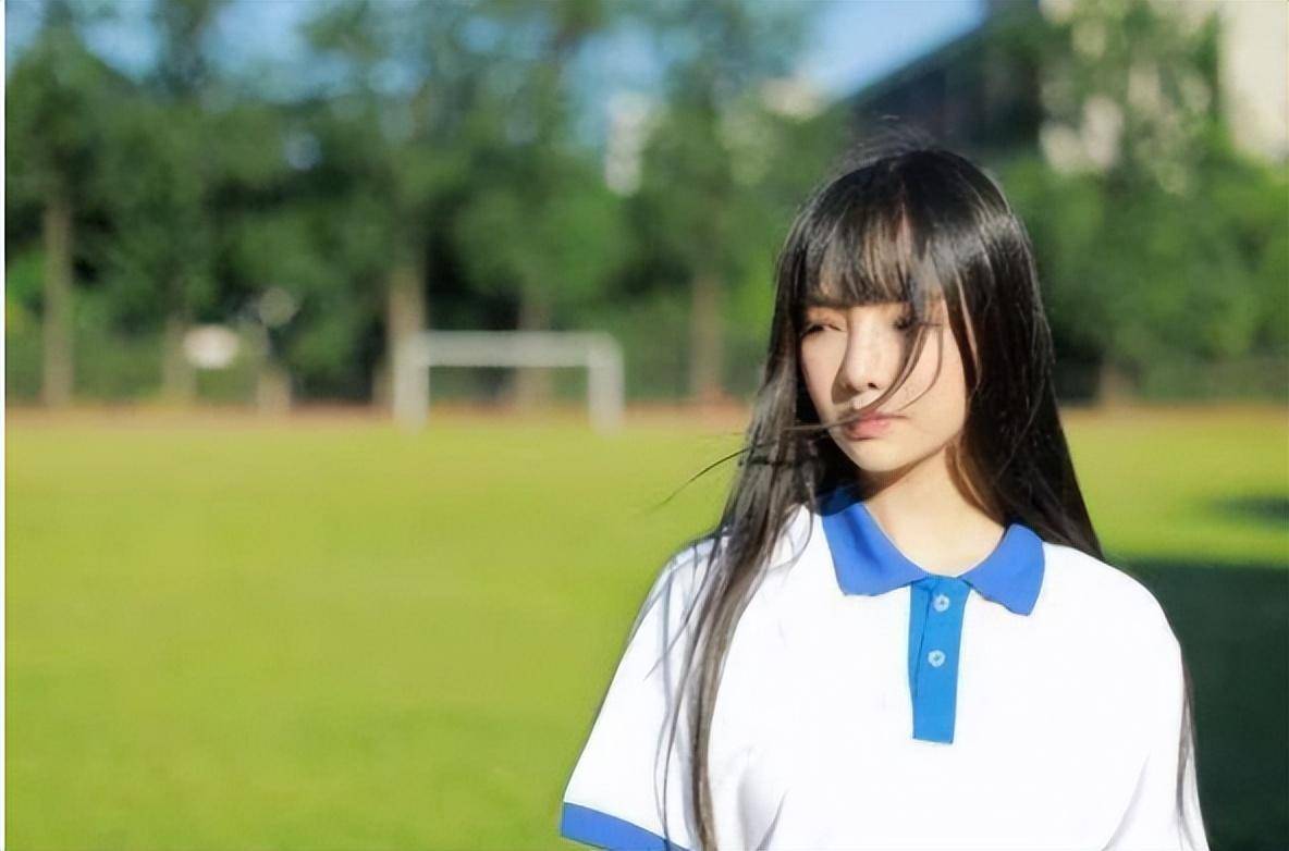 高二女生穿连衣裙参加学校活动引发争议,网友:学校领导喜欢看_孩子_穿