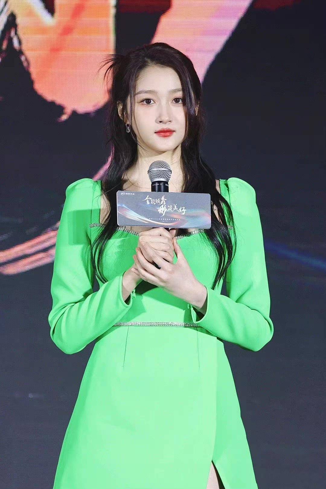 关晓彤出席活动,穿一条荧光绿连衣裙,清新亮眼美成焦点!