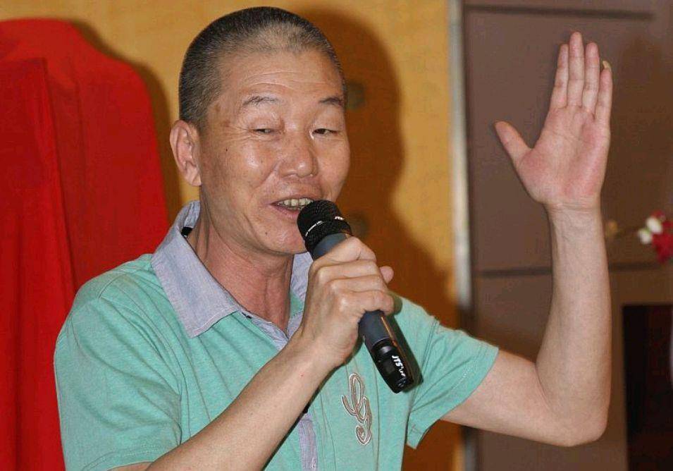赵津生是著名相声演员范振钰的徒弟,他后来比较出彩的时候一是上过