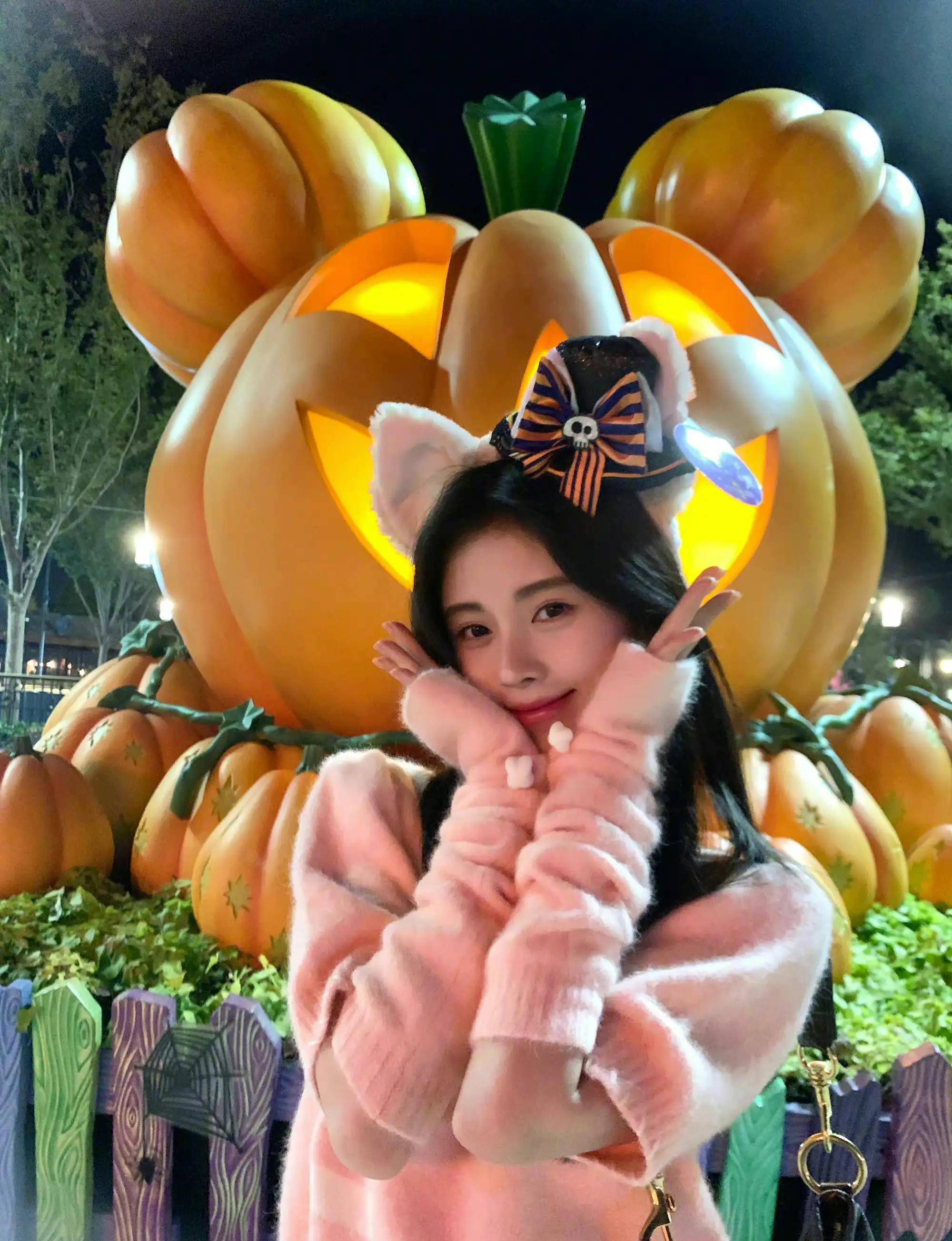 鞠婧祎这样穿太美了,粉色毛衣演绎别样浪漫,猫耳朵发箍甜度爆表_时尚