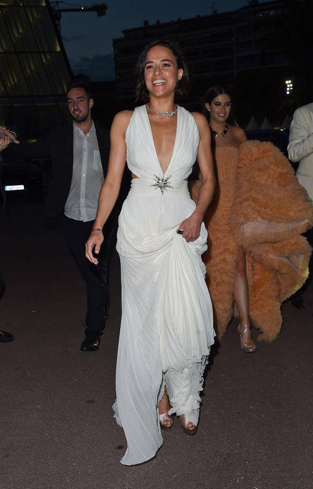 41岁女星米歇尔深v白色长裙亮相戛纳,昔日性感女神皮肤变松弛_萨拉