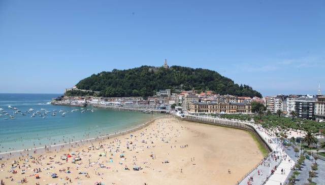 这个小镇就是欧洲最著名的小镇:天体村,位于国外南部蒙彼利埃市的小城