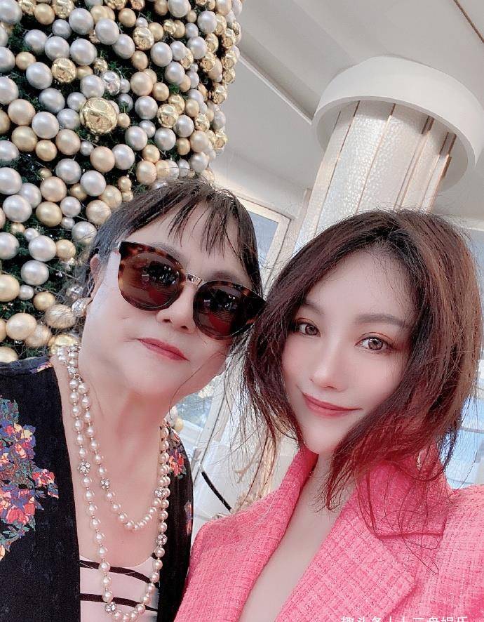 沈腾姐姐47岁仍单身,颜值远超弟弟,事业成就比沈腾只高不低_沈娜_孩子