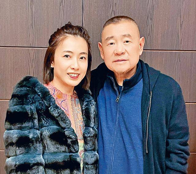 71岁富商刘銮雄罕见露面,将妻子甘比揽在怀中,拍卖名酒进账半亿_大刘