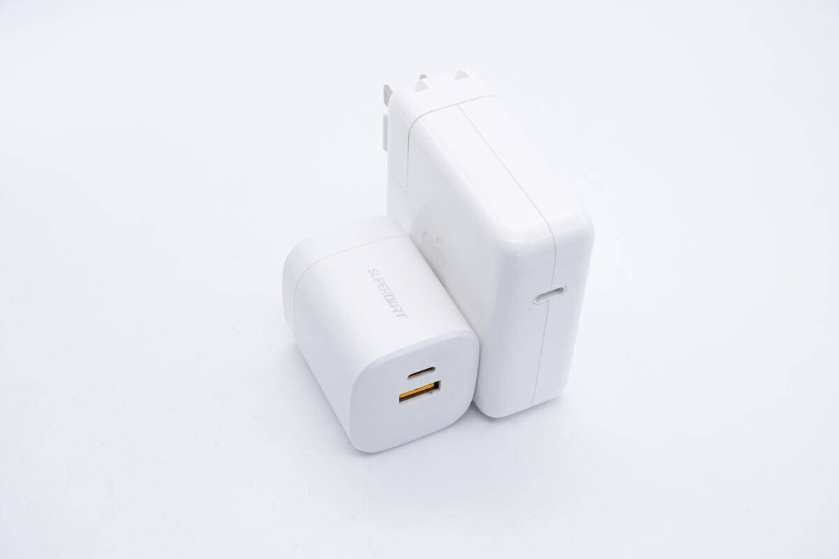 67w大功率输出,更支持华为 scp 快充,realme 67w双口充电器评测_测试