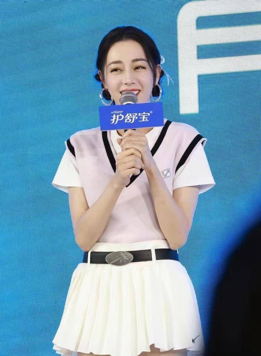 迪丽热巴消失九个月身材轻盈无孕相,连续三场活动力破怀孕传闻_营业