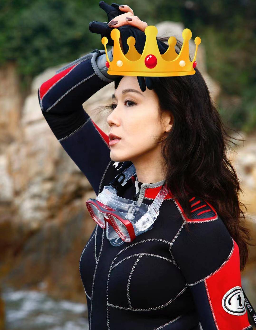 第一张合照中,吕颂贤和麦景婷互相依偎,两人精致的五官十分有夫妻相