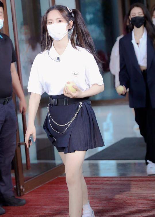 杨超越太保守了,"安全裤"比裙子长2cm,却的腿长得_衬衫_形象_黑色