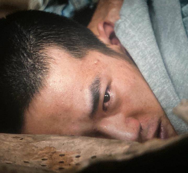 易烊千玺接受采访两眼放空,网友:导演咋带了个人形牌来路演了_小北